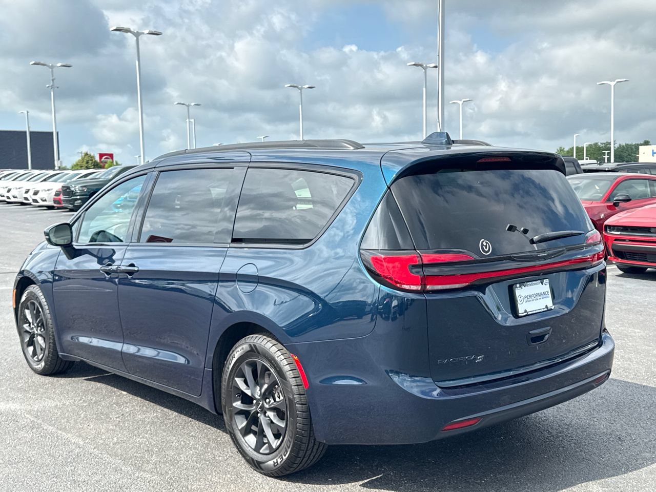 Used 2022 Chrysler Pacifica Touring-L w/ S Appearance Package FWD image 5