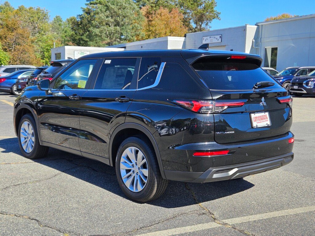 New 2025 Mitsubishi Outlander ES image 3