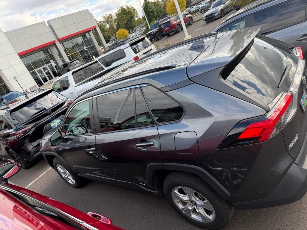 Used 2020 Toyota RAV4 LE w/ Carpet Mat Package AWD/4WD image 3
