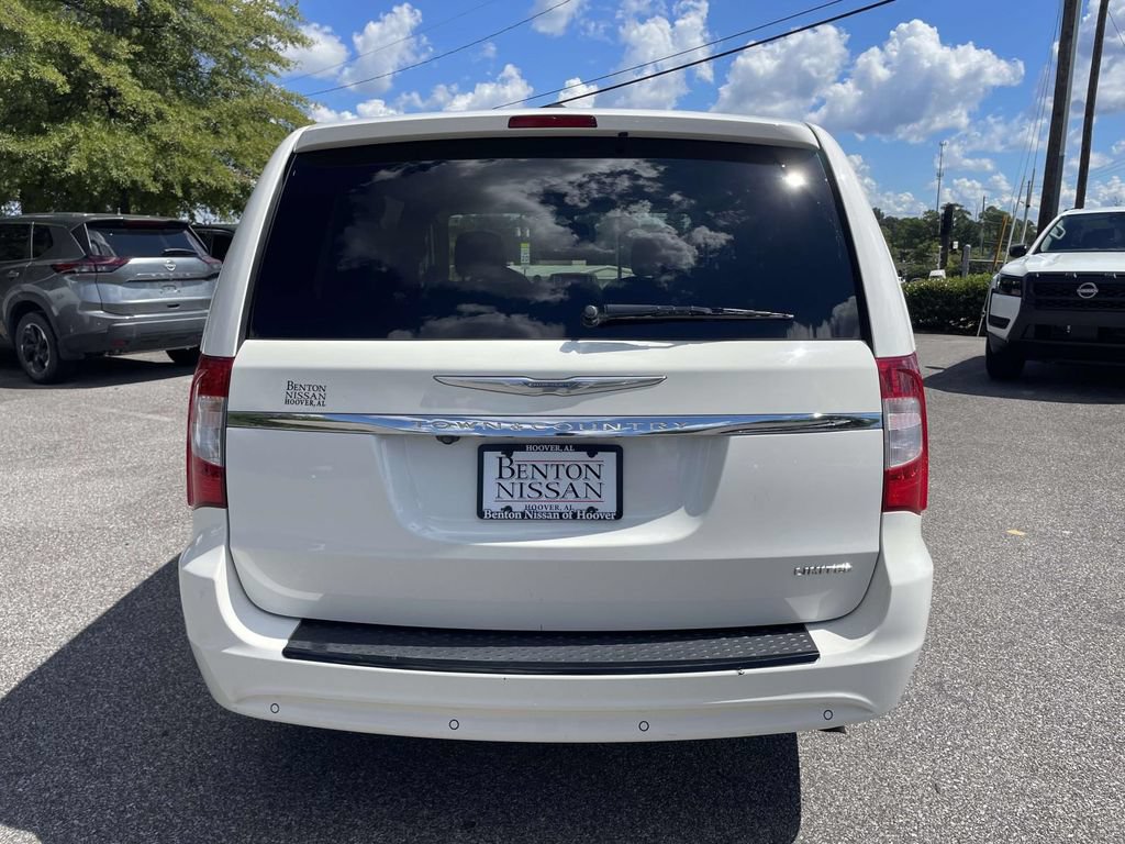 Used 2012 Chrysler Town & Country Limited FWD image 4