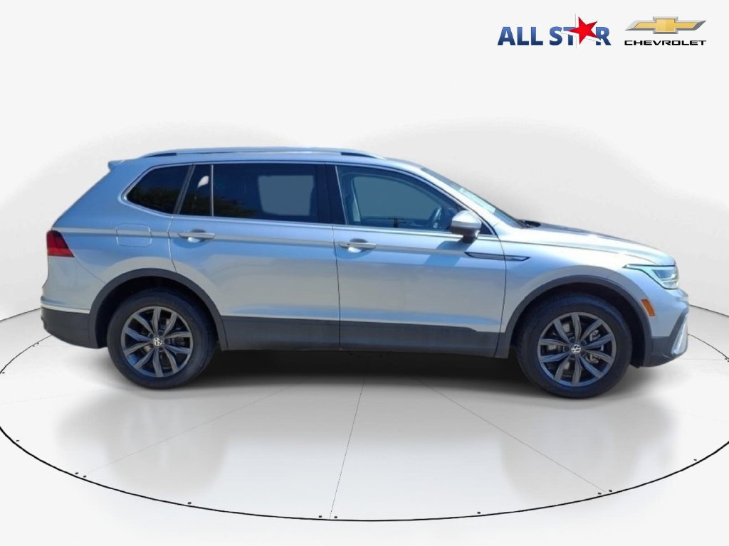 Used 2023 Volkswagen Tiguan SE w/ Panoramic Sunroof Package FWD image 4