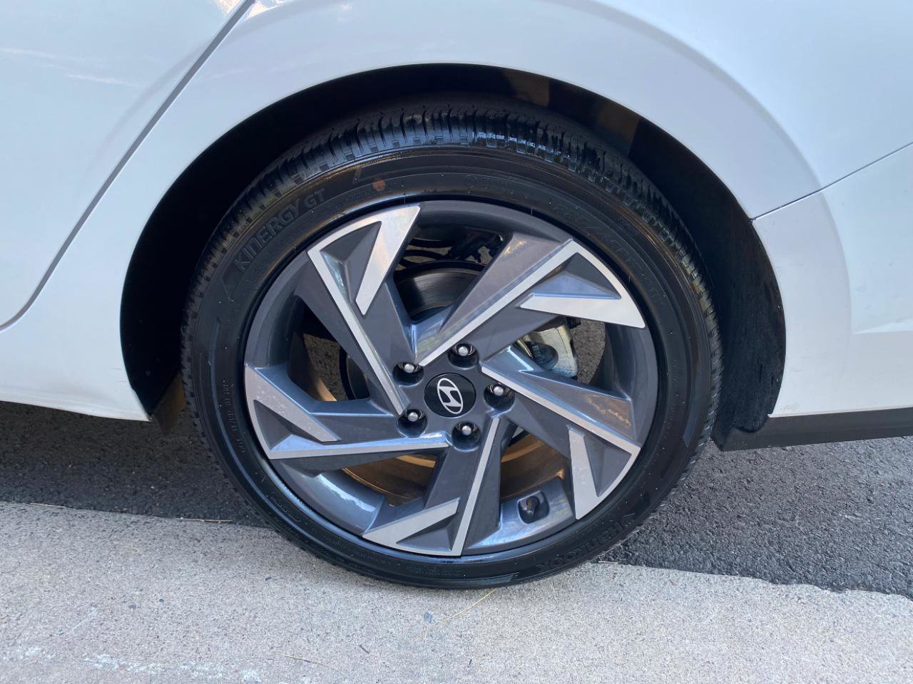 Used 2025 Hyundai Elantra Limited image 18