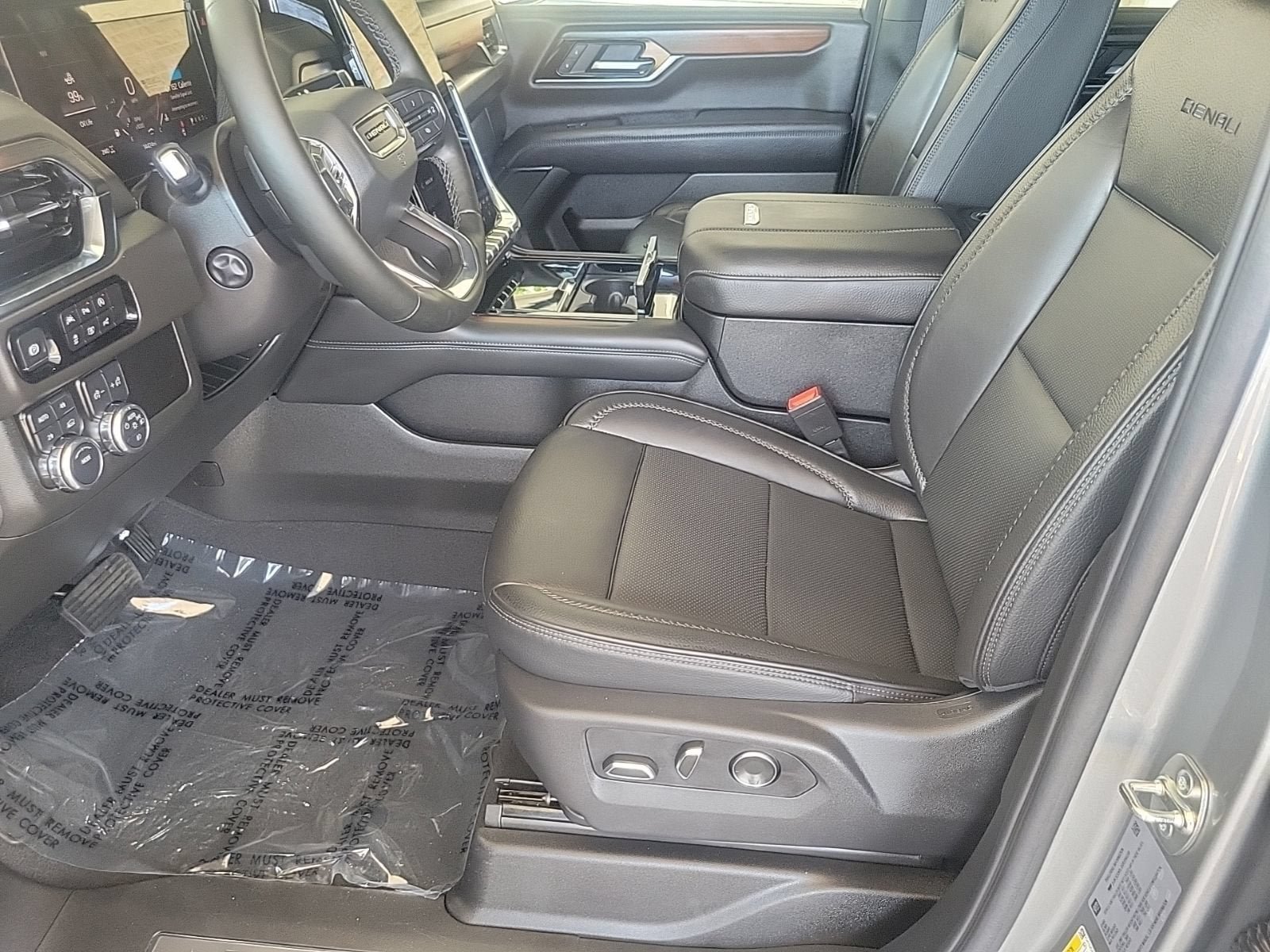 Used 2025 GMC Yukon Denali AWD/4WD image 13