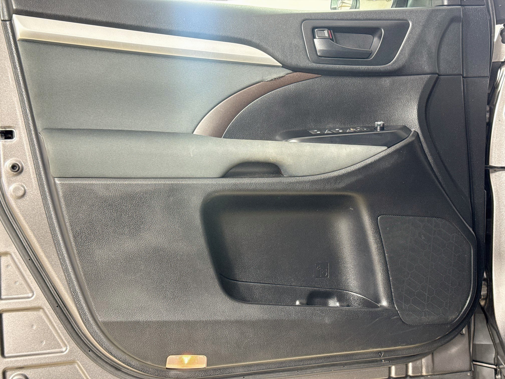 Used 2019 Toyota Highlander LE AWD/4WD image 16