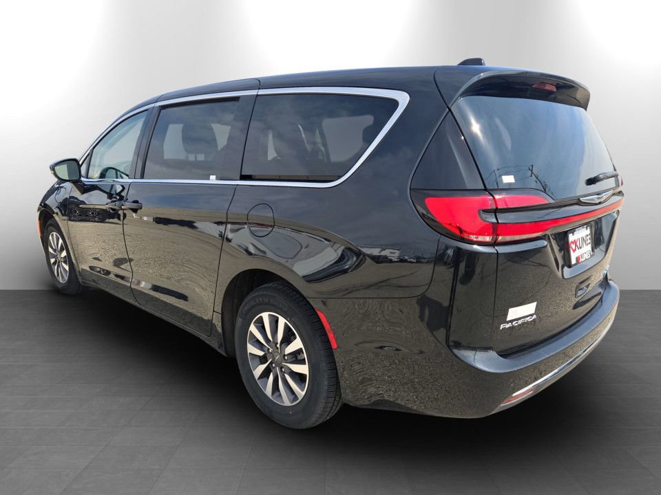 Used 2024 Chrysler Pacifica Select image 9