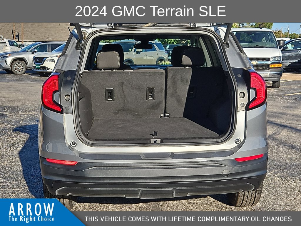 Used 2024 GMC Terrain SLE w/ Driver Convenience Package FWD image 18