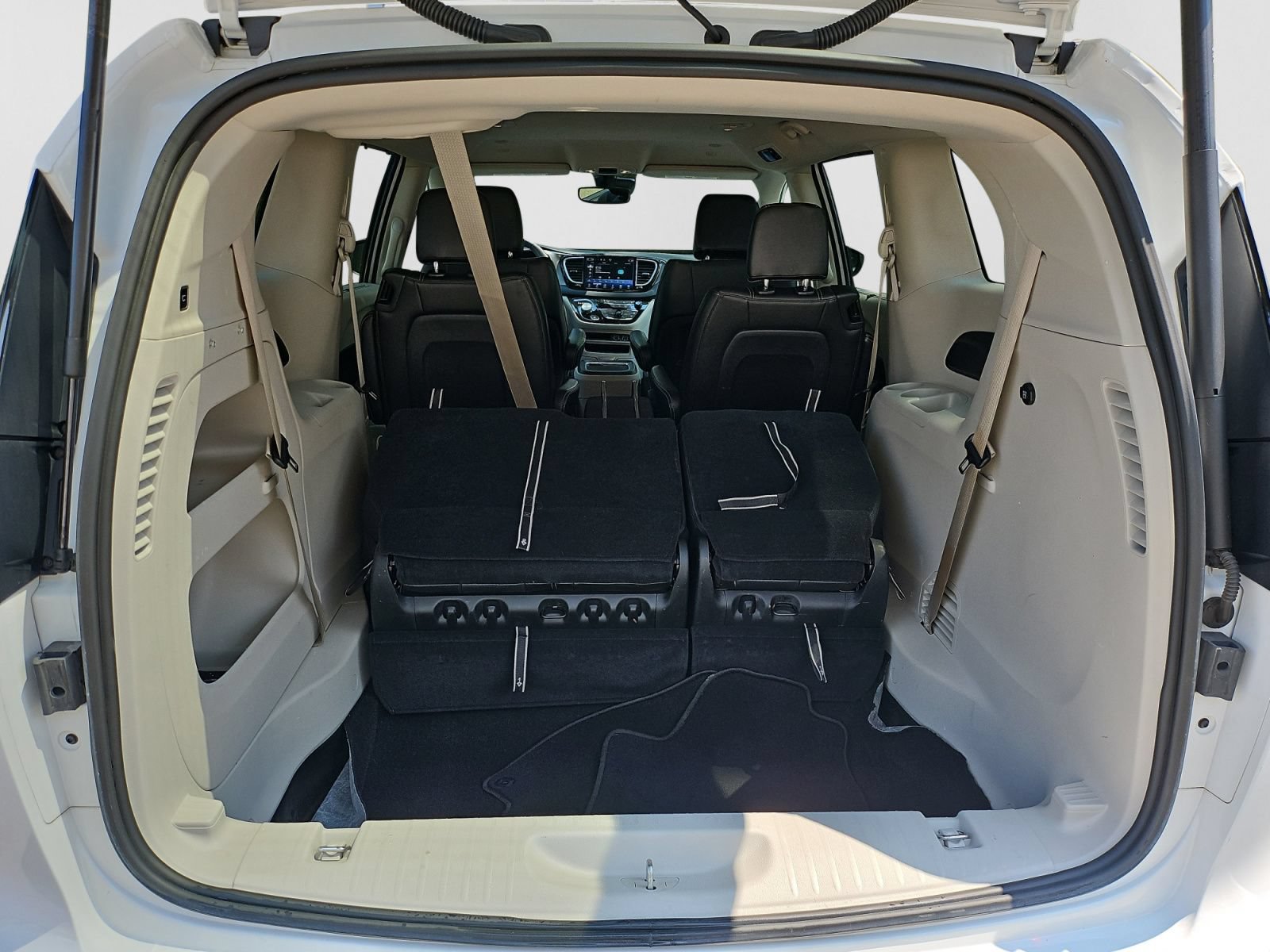 Used 2023 Chrysler Pacifica Touring-L FWD image 19