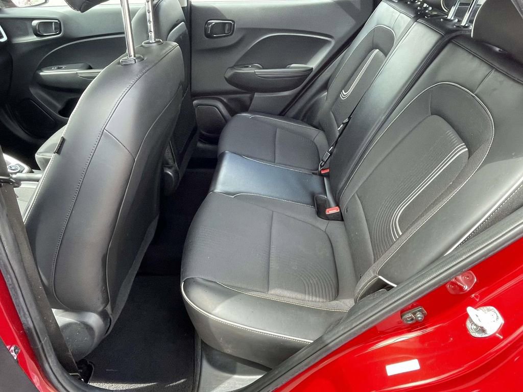 Used 2022 Hyundai Venue Limited image 11