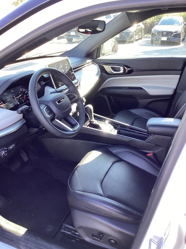 Used 2025 Jeep Compass Limited image 10