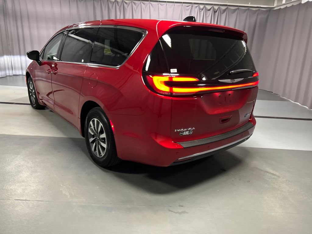 Used 2024 Chrysler Pacifica Select image 5