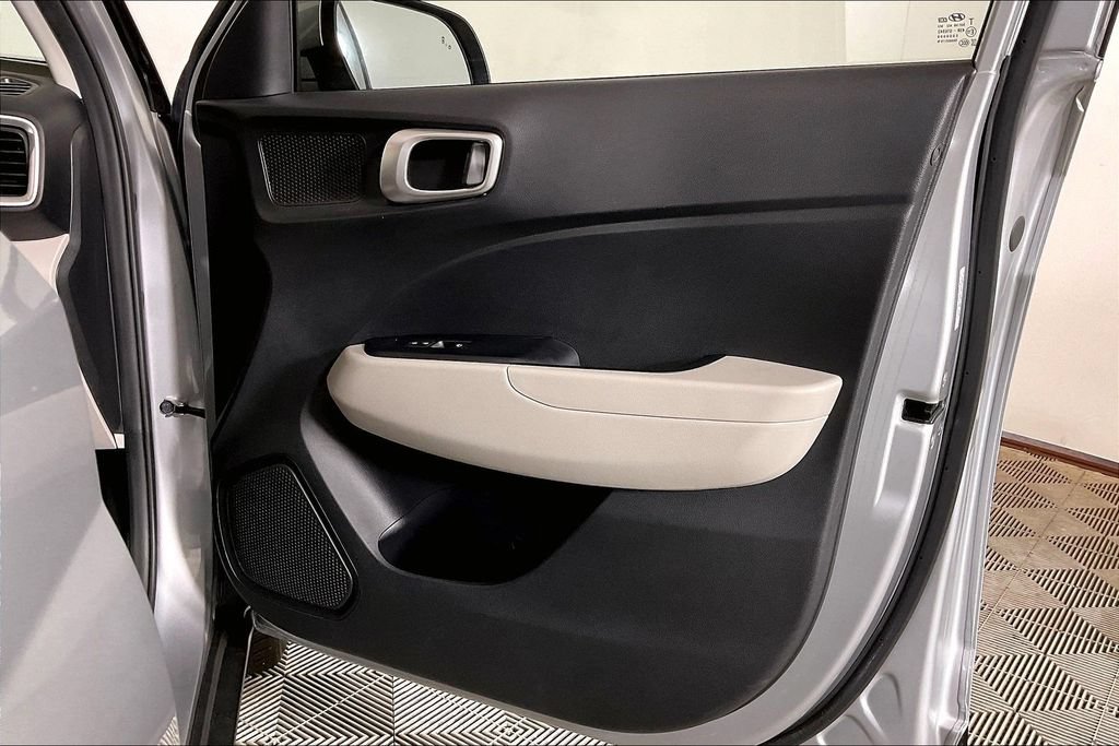 Used 2022 Hyundai Venue SEL FWD image 23