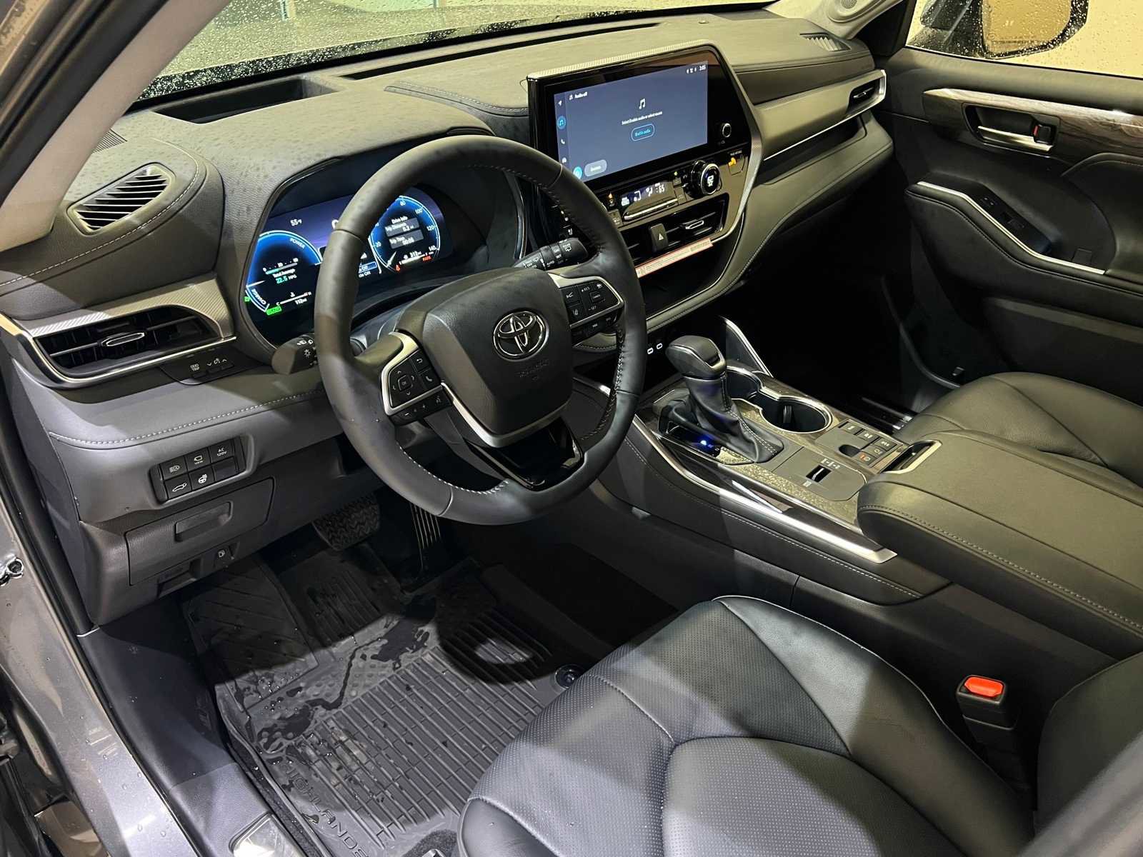 Certified 2025 Toyota Highlander Platinum image 2