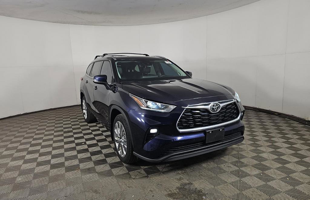 Used 2024 Toyota Highlander Limited AWD/4WD image 3