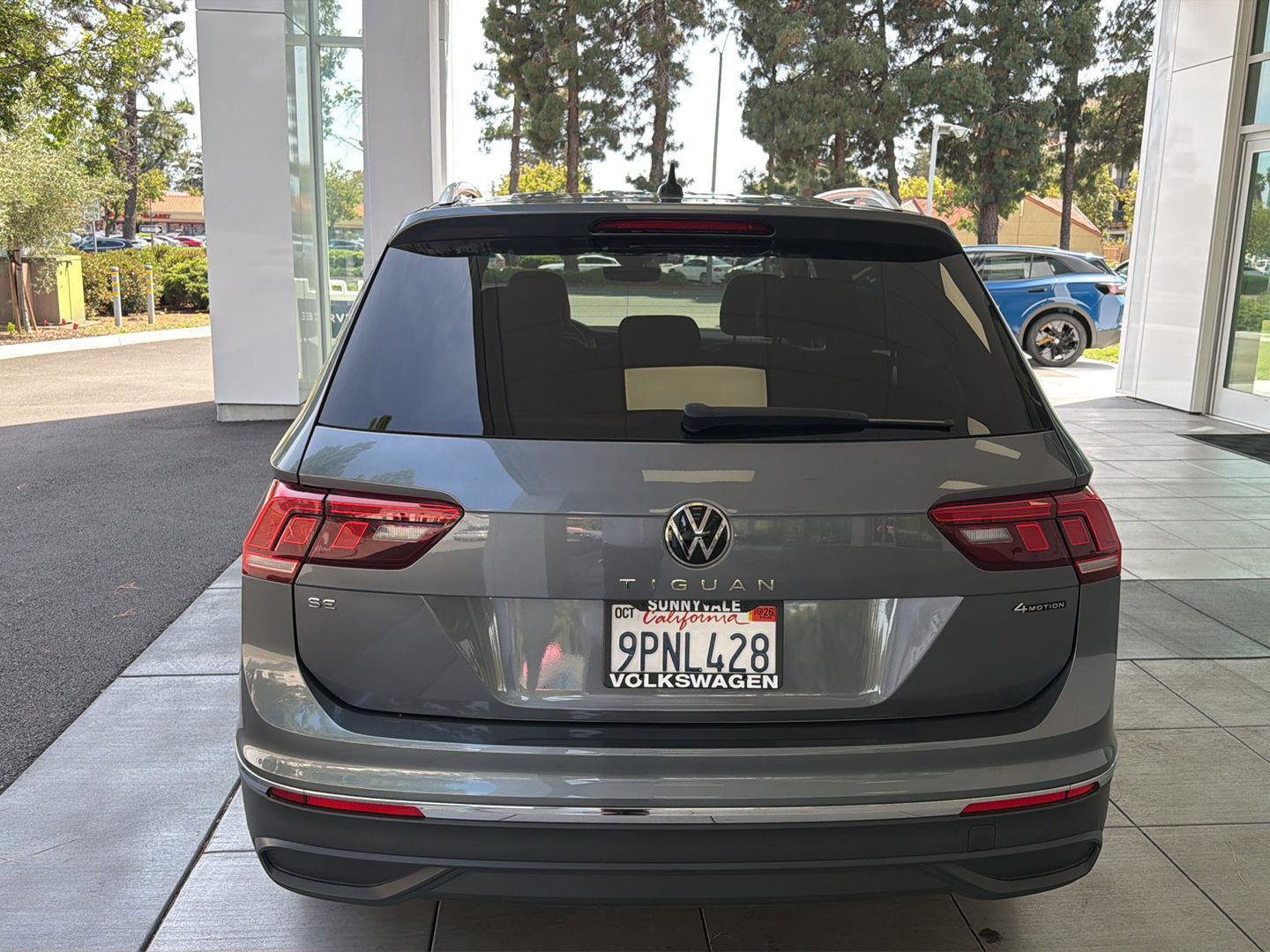 Certified 2024 Volkswagen Tiguan SE w/ Panoramic Sunroof Package AWD/4WD image 4