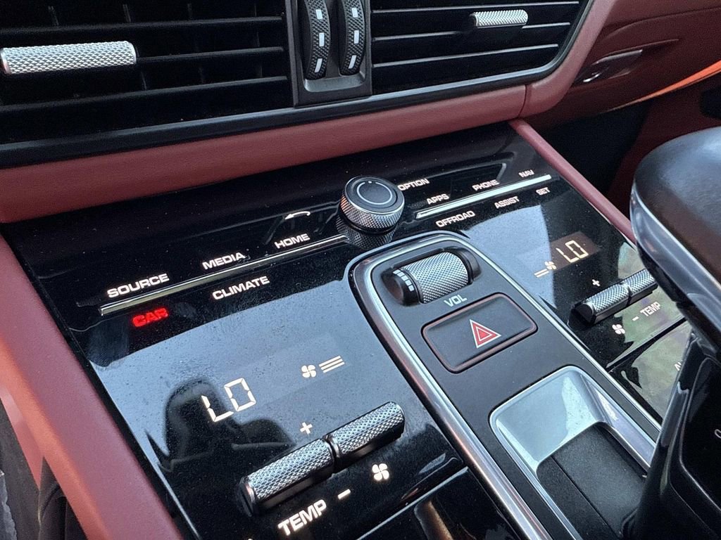 Used 2023 Porsche Cayenne image 33