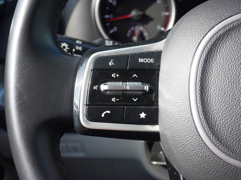 Used 2023 Kia Carnival LX image 39