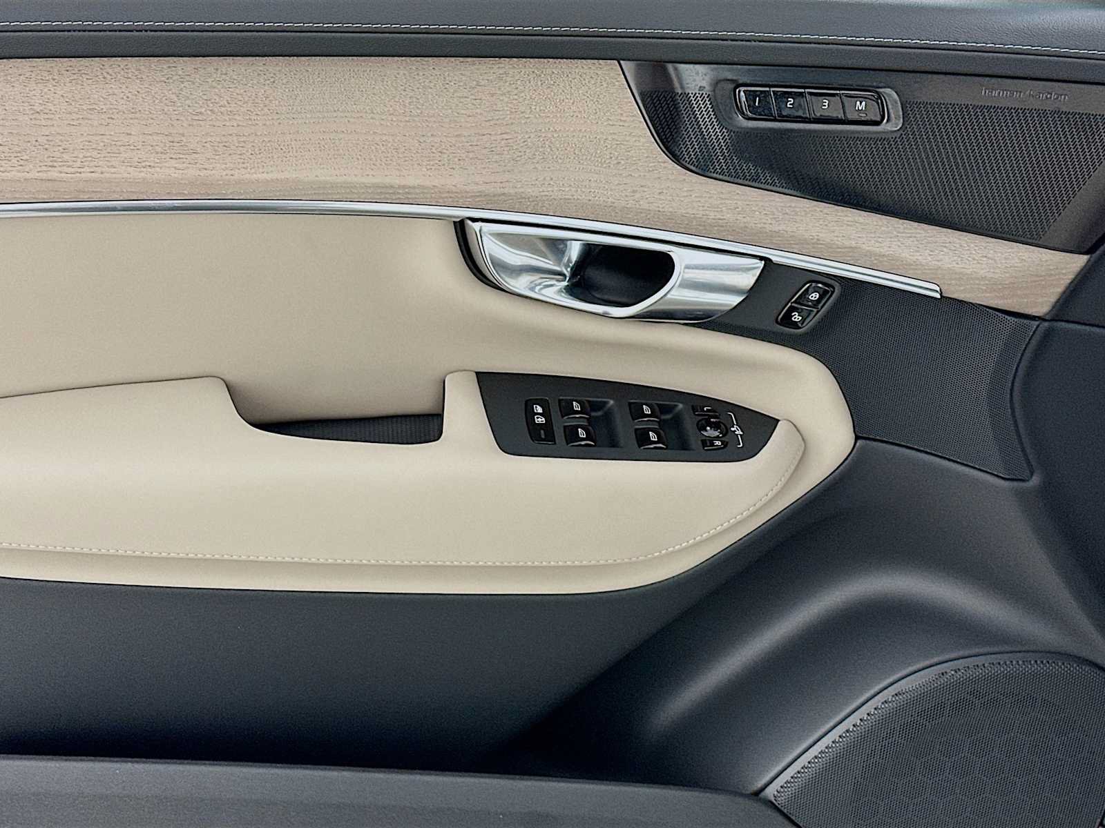 New 2026 Volvo XC90 T8 Plus w/ Protection Package Premier AWD/4WD image 16