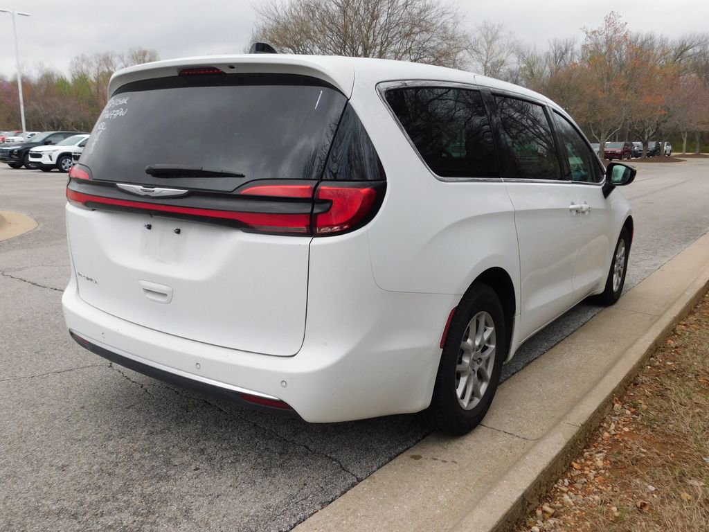 Used 2024 Chrysler Pacifica Touring-L image 4