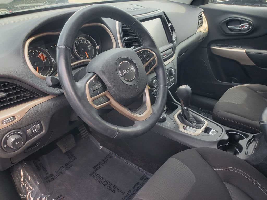 Used 2017 Jeep Cherokee Latitude w/ Cold Weather Group AWD/4WD image 11
