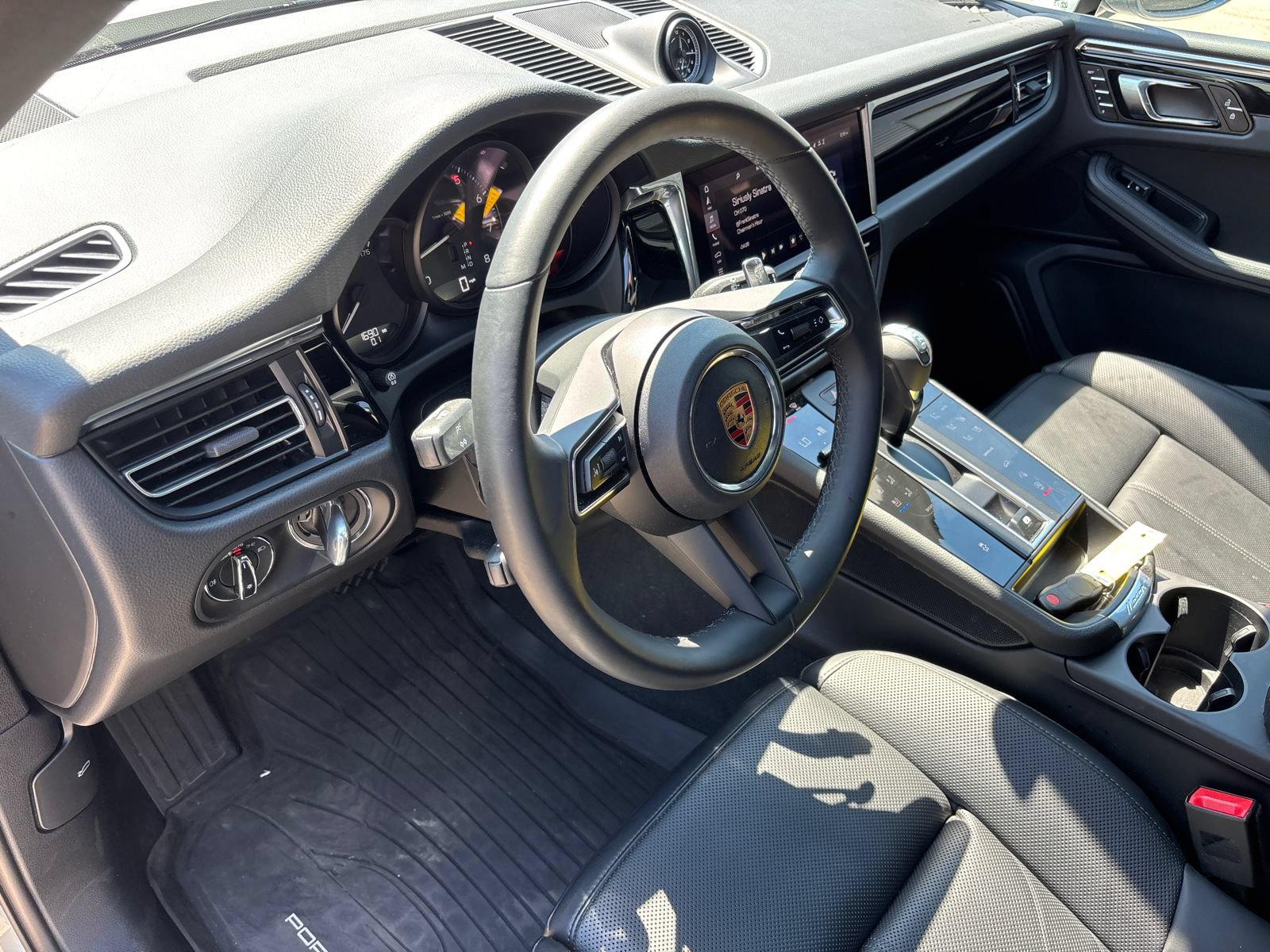 Used 2025 Porsche Macan AWD/4WD image 21