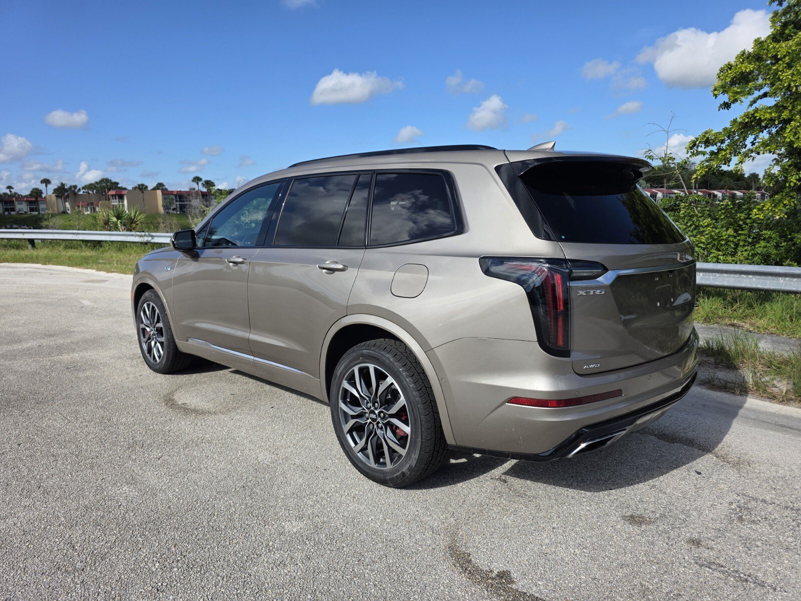 Used 2023 Cadillac XT6 Sport w/ Technology Package AWD/4WD image 2
