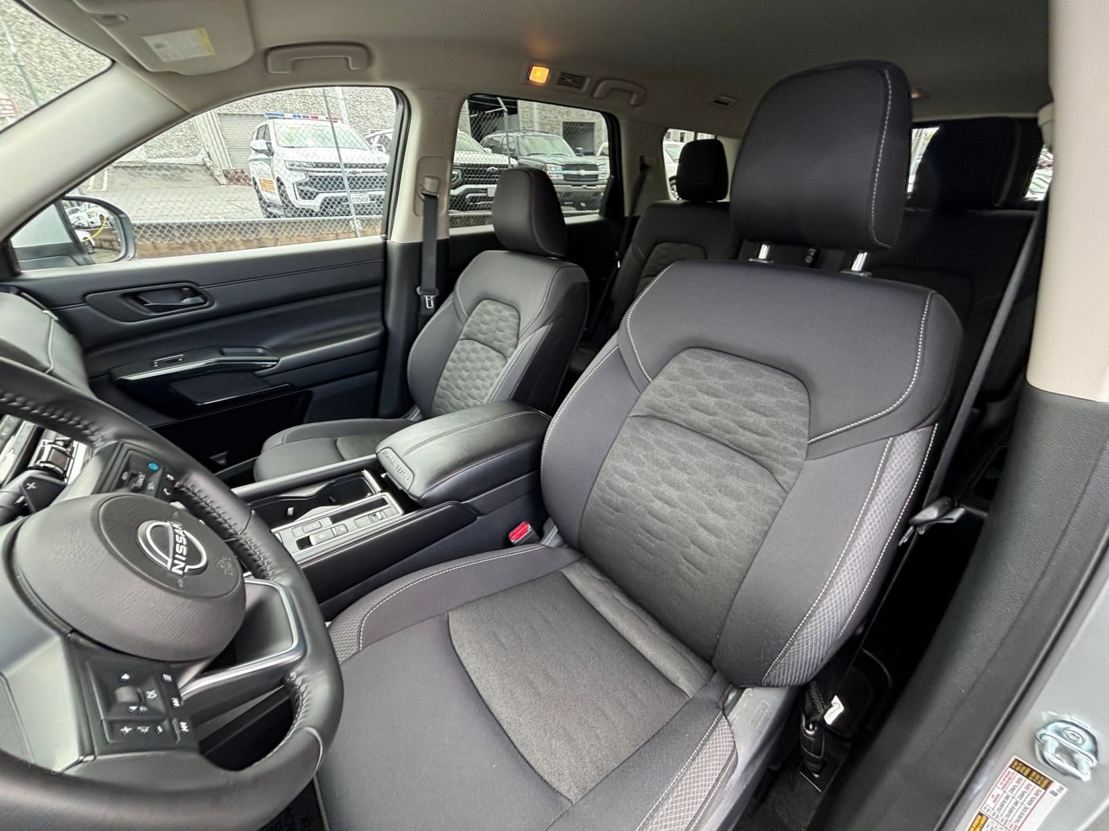 Used 2025 Nissan Pathfinder SV FWD image 38
