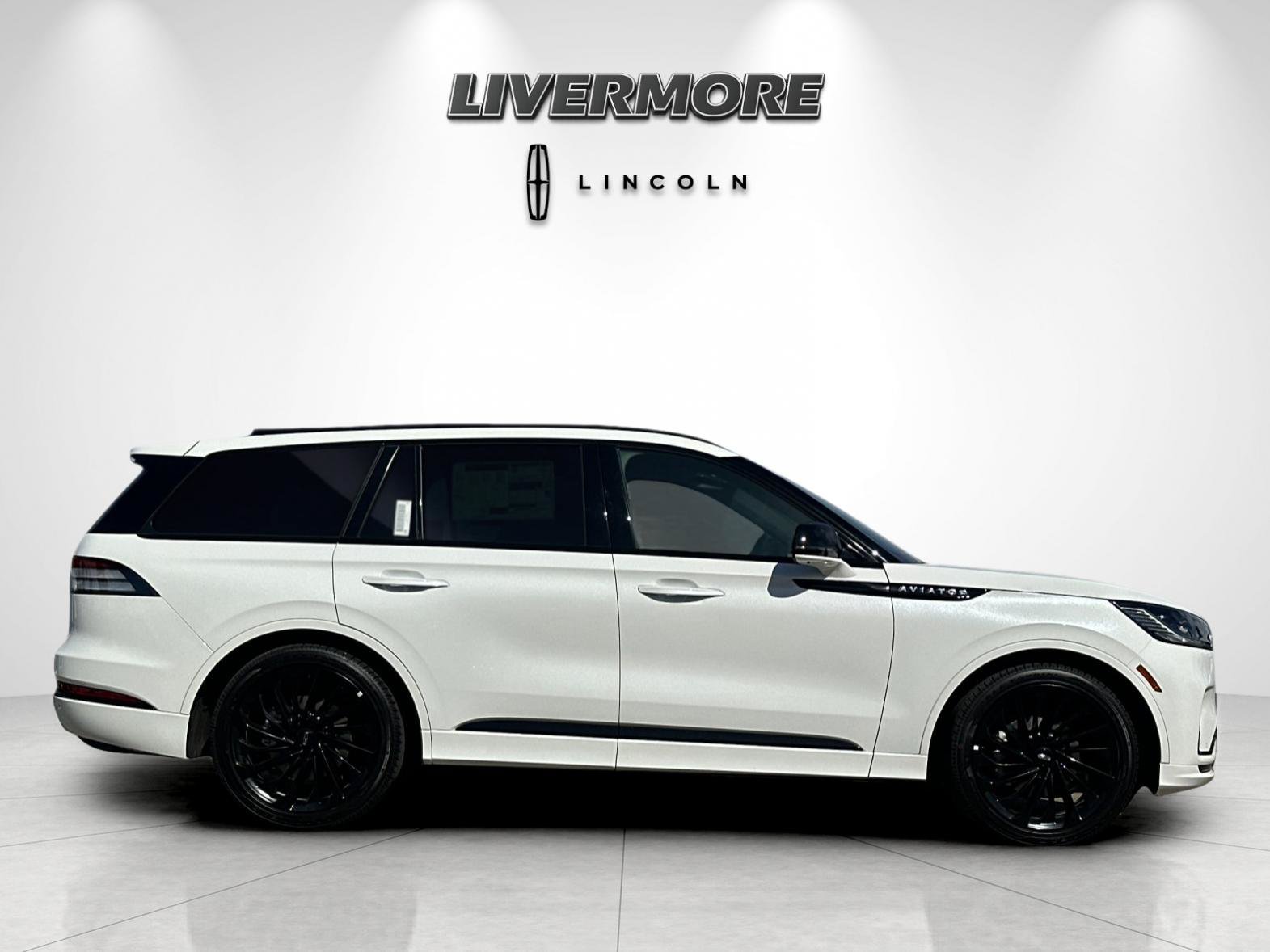 New 2026 Lincoln Aviator Reserve AWD/4WD image 2
