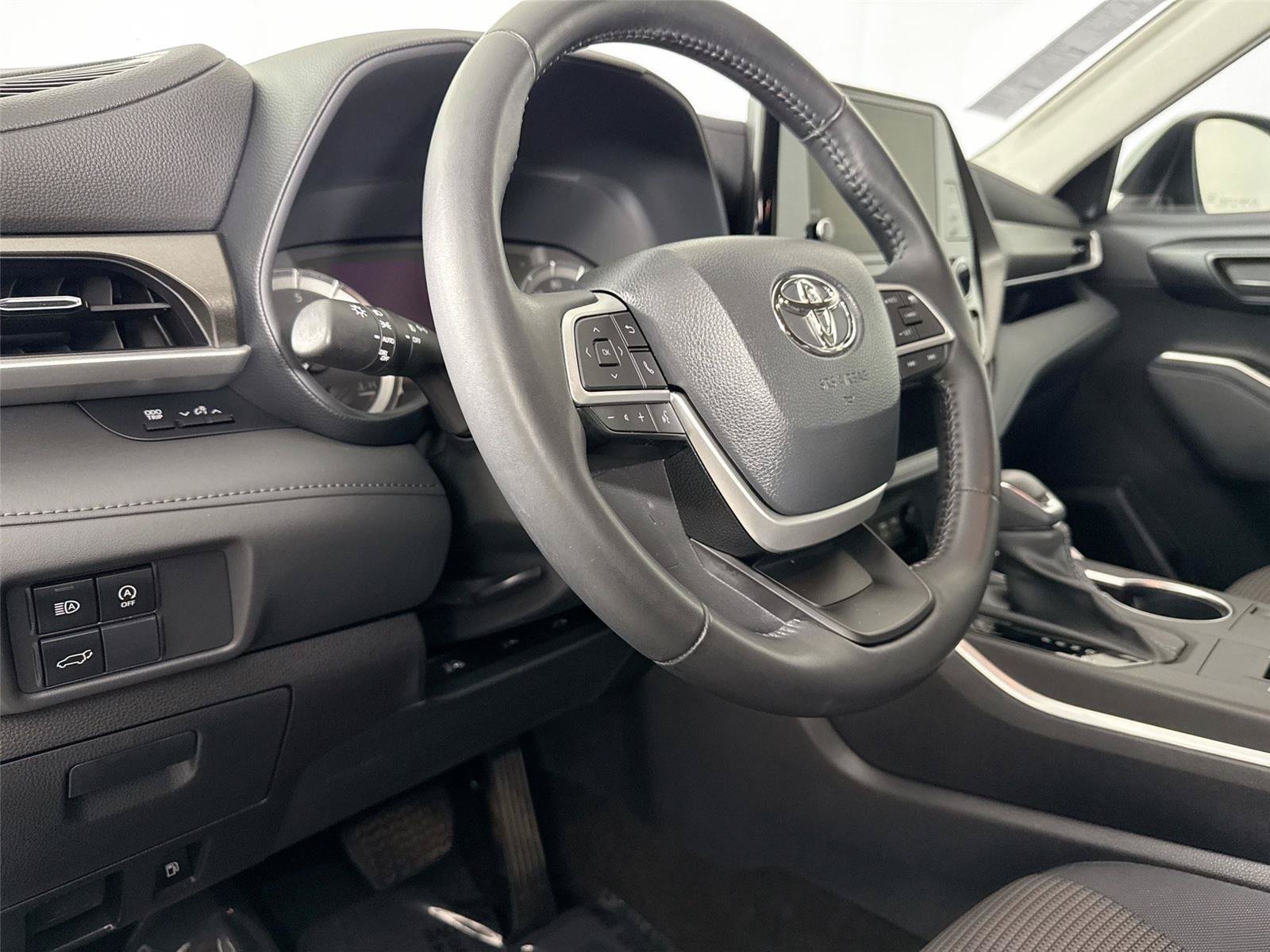 Used 2023 Toyota Highlander LE FWD image 4
