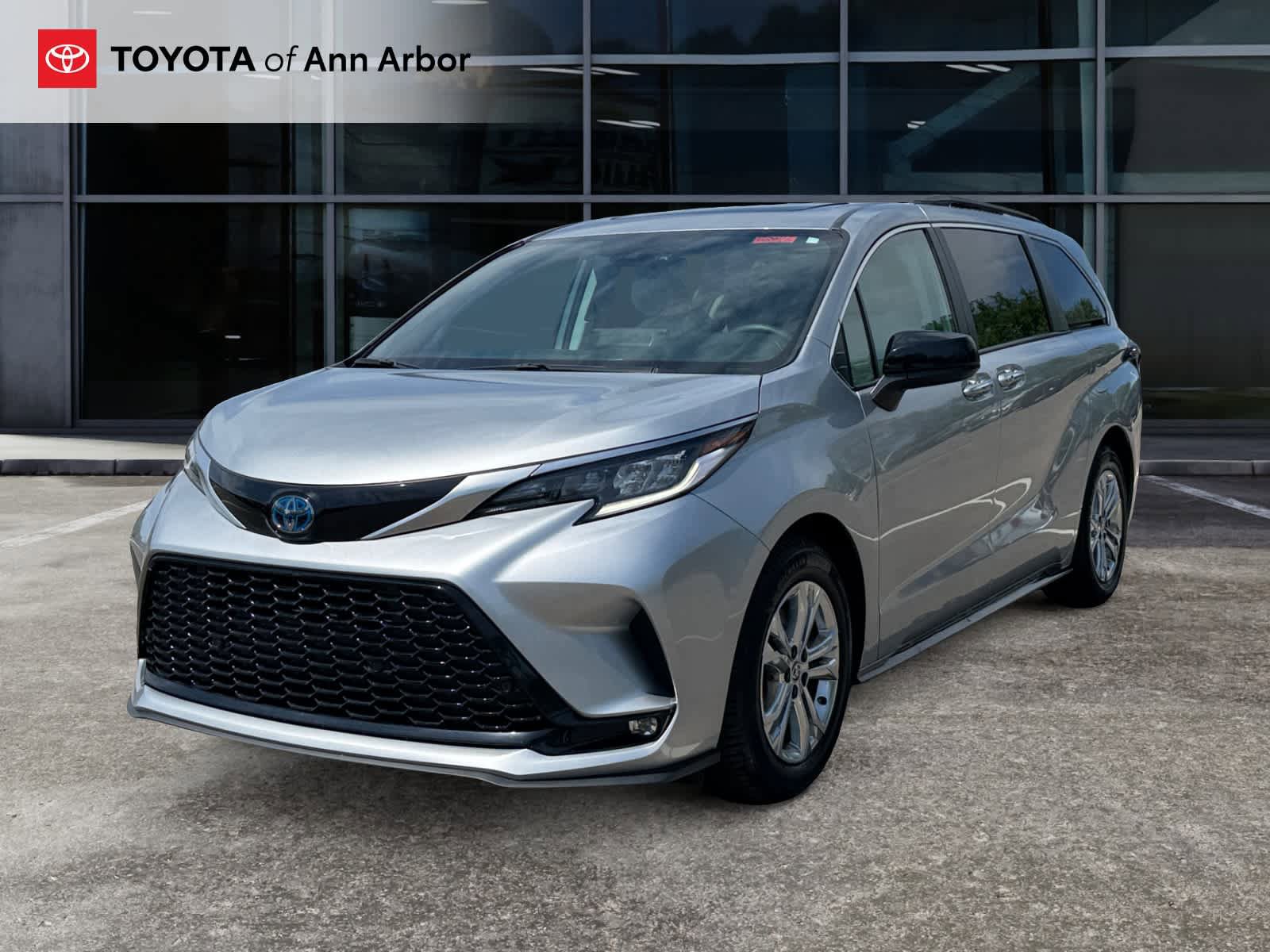 Used 2023 Toyota Sienna XSE w/ XSE Plus Package AWD/4WD image 9