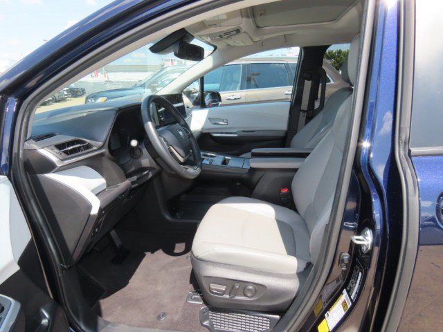 Used 2025 Toyota Sienna XLE FWD image 24