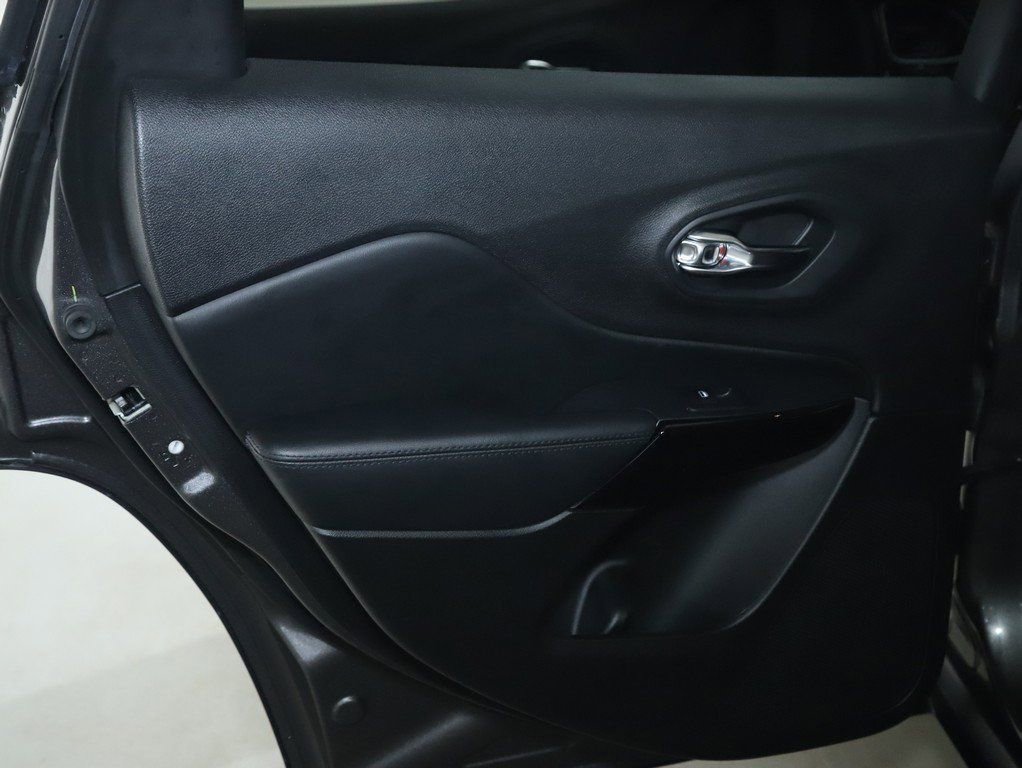 Used 2019 Jeep Cherokee Latitude Plus image 13