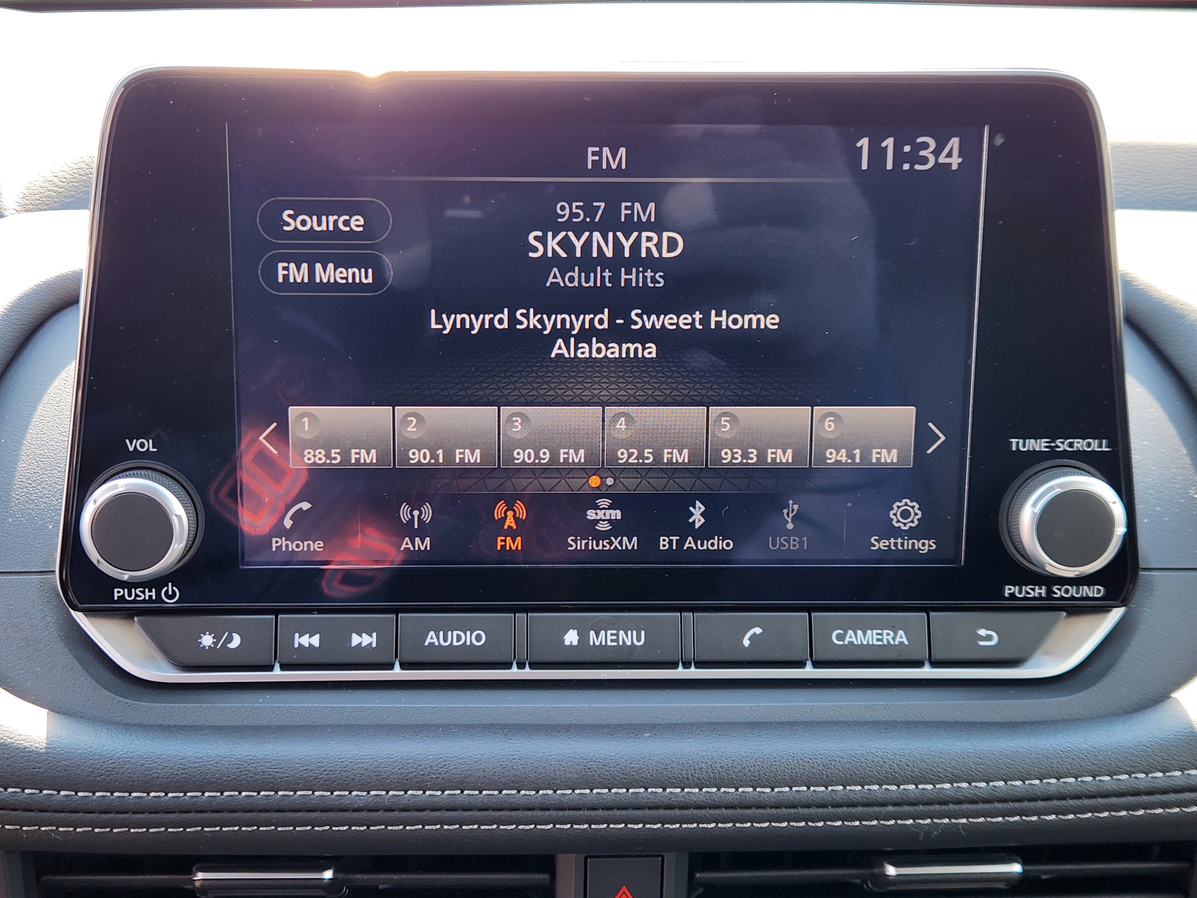 Used 2024 Nissan Rogue SV w/ SV Premium Package image 11