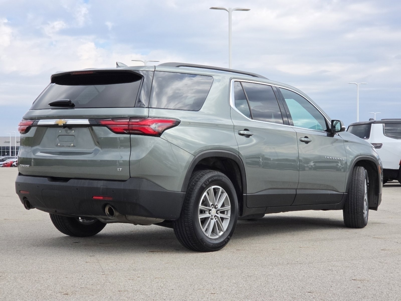 Used 2023 Chevrolet Traverse LT FWD image 17