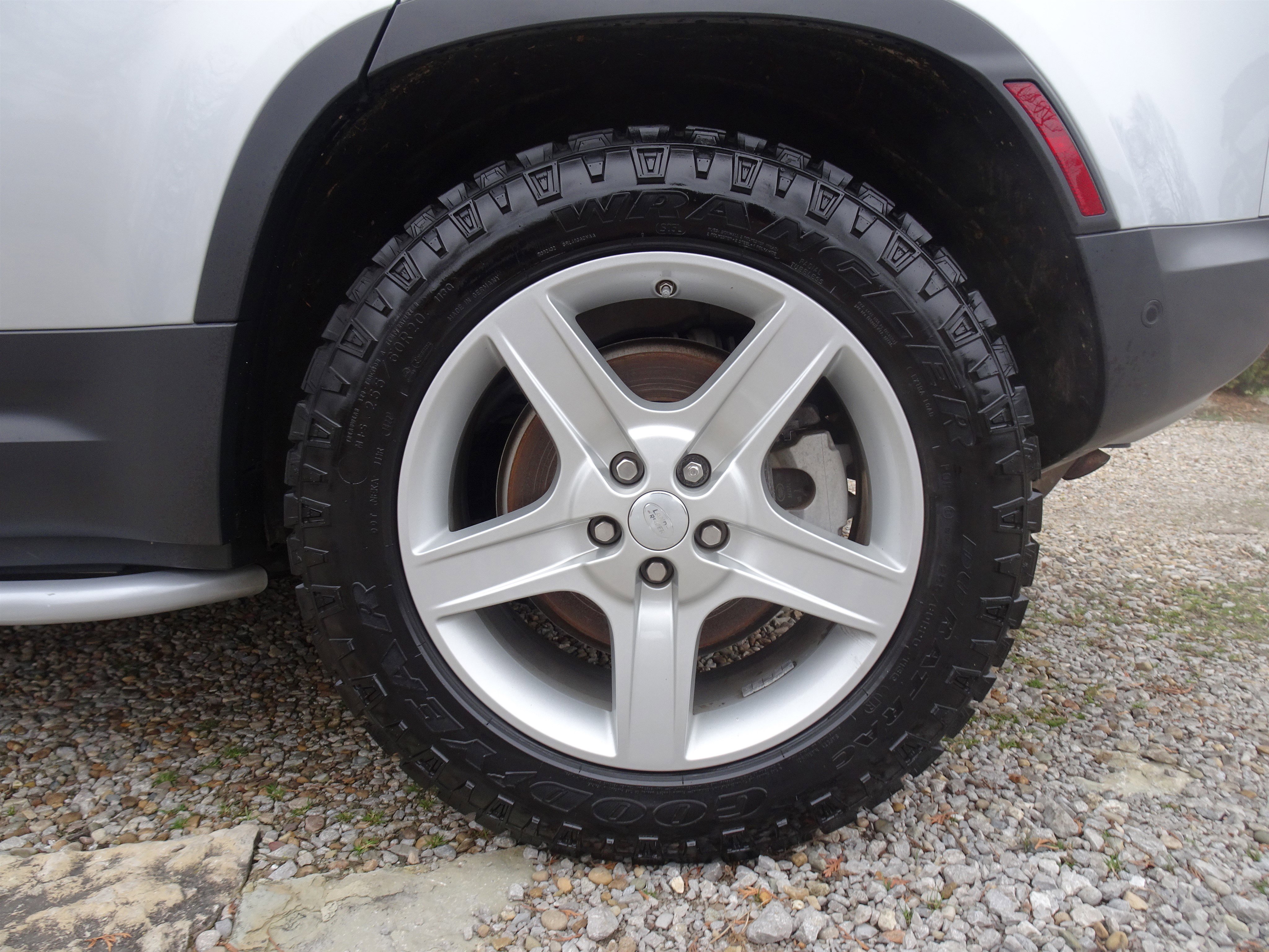 Used 2020 Land Rover Defender 110 SE image 38