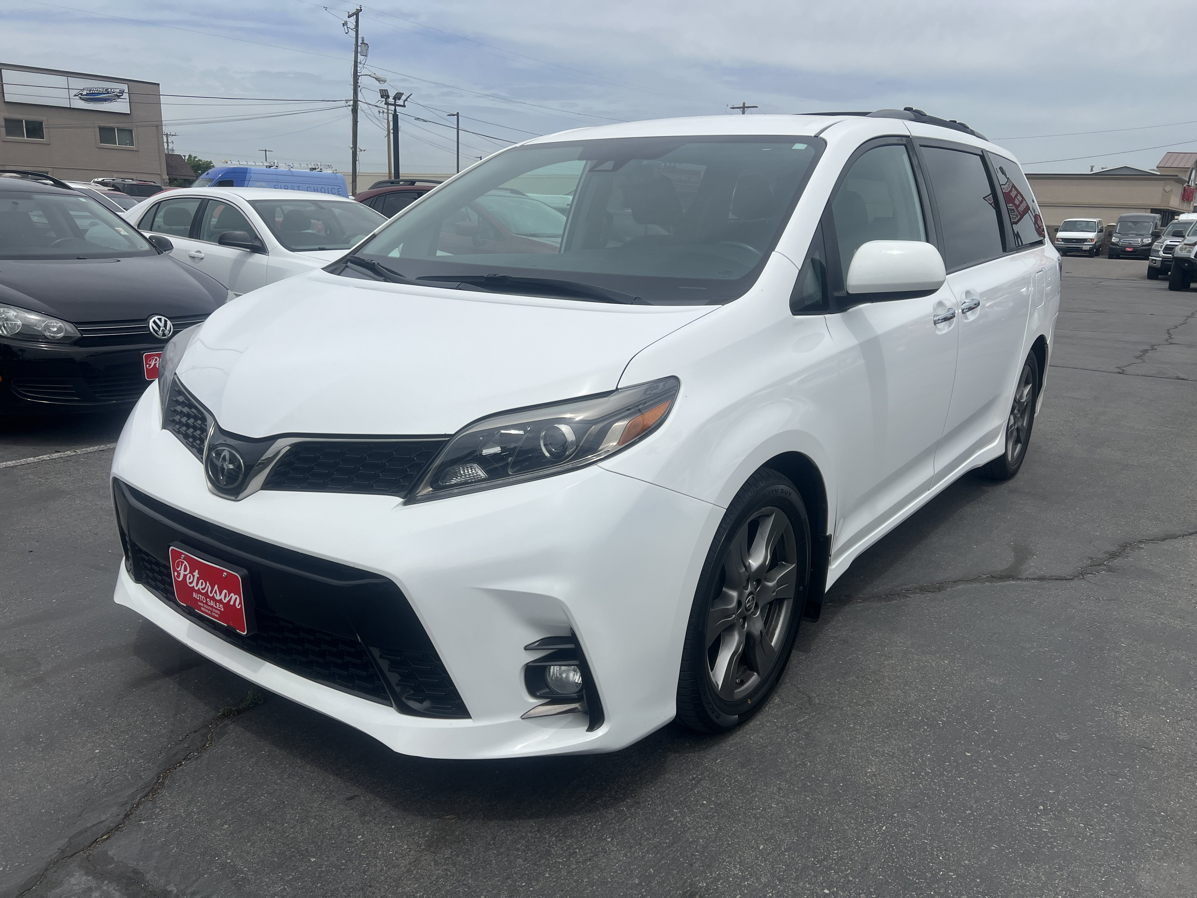 Used 2019 Toyota Sienna SE w/ Carpet Mat Package FWD image 2