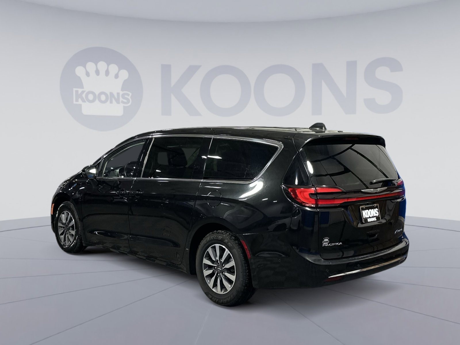 Used 2022 Chrysler Pacifica Touring-L w/ Uconnect Theater Family Group image 4