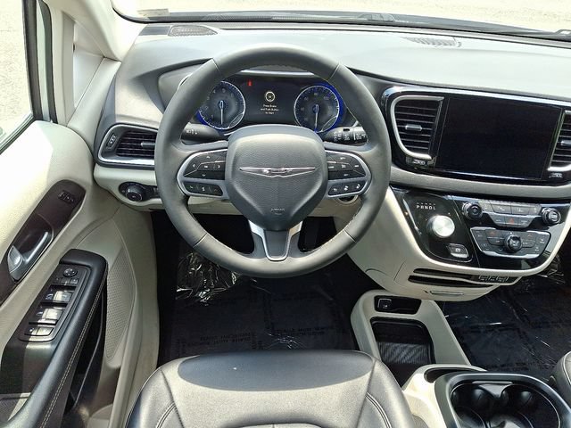 Used 2024 Chrysler Pacifica Touring-L FWD image 11