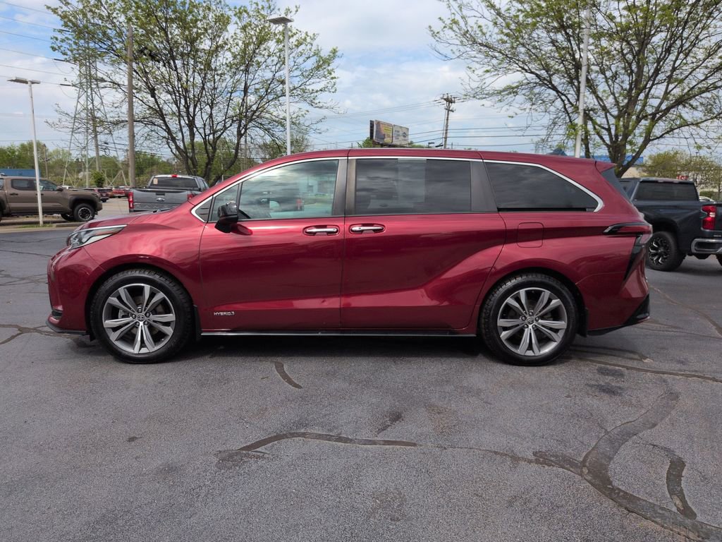Used 2021 Toyota Sienna XSE AWD/4WD image 2