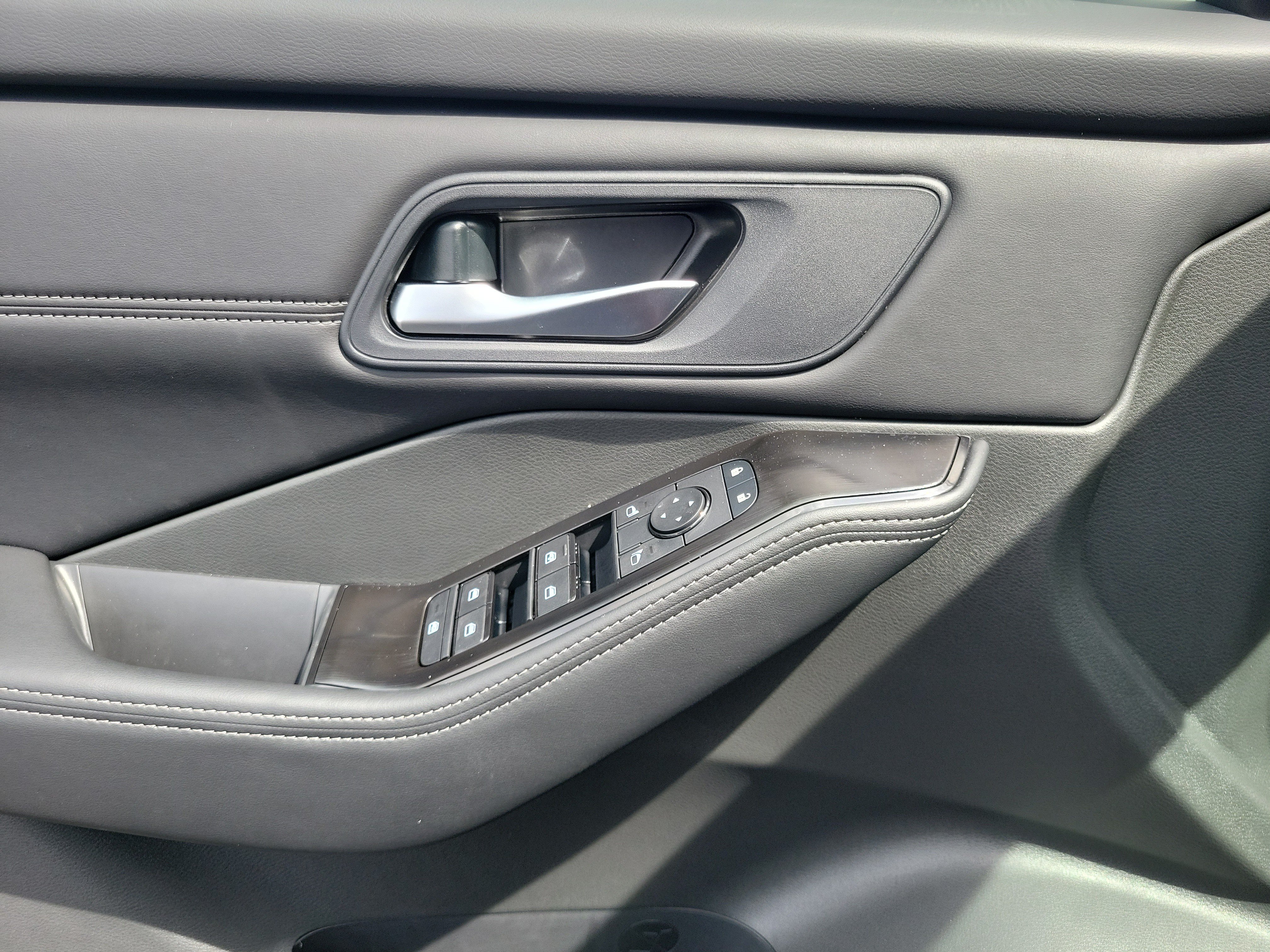 New 2026 Nissan Rogue Dark Armor AWD/4WD image 17