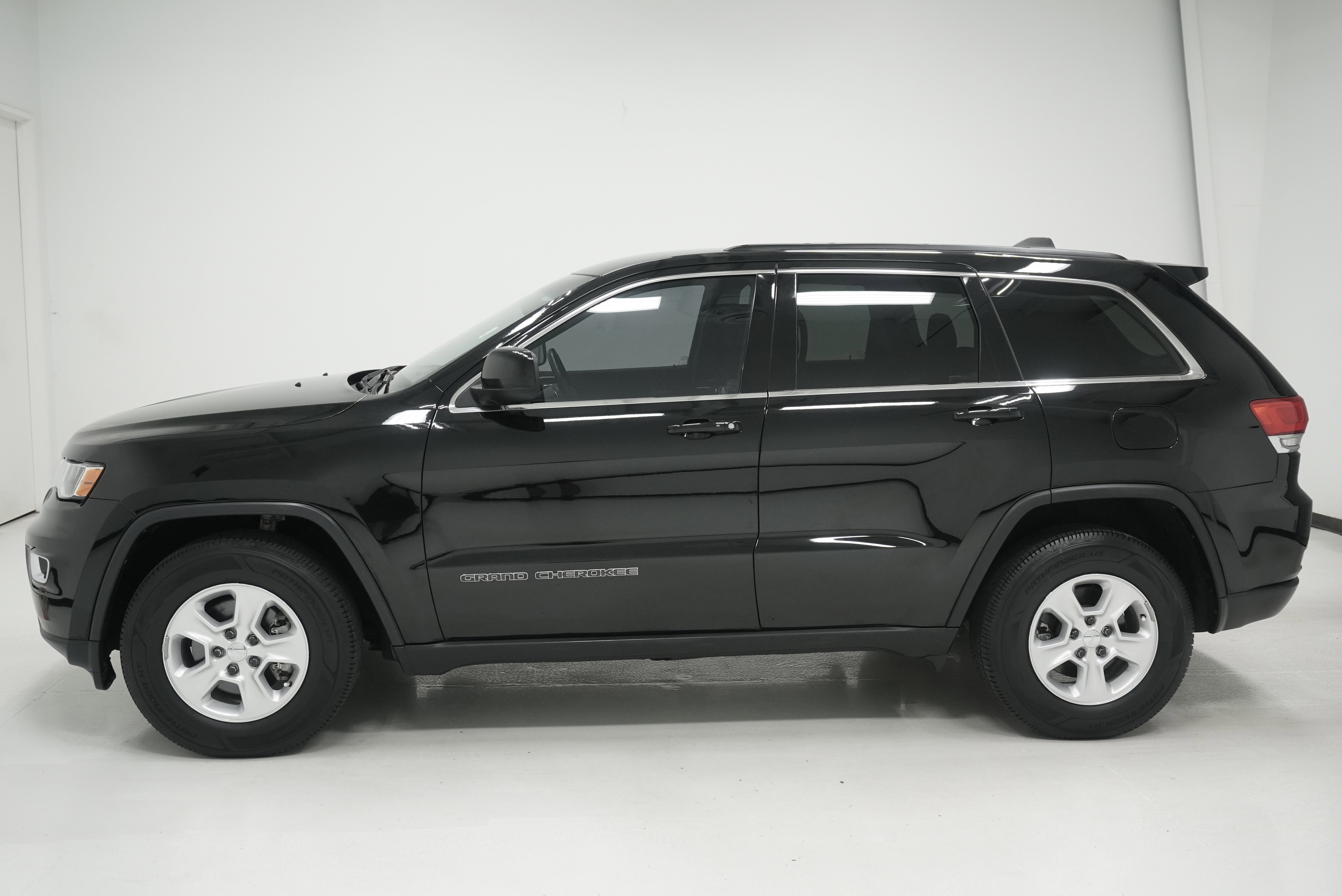 Used 2017 Jeep Grand Cherokee Laredo RWD image 7