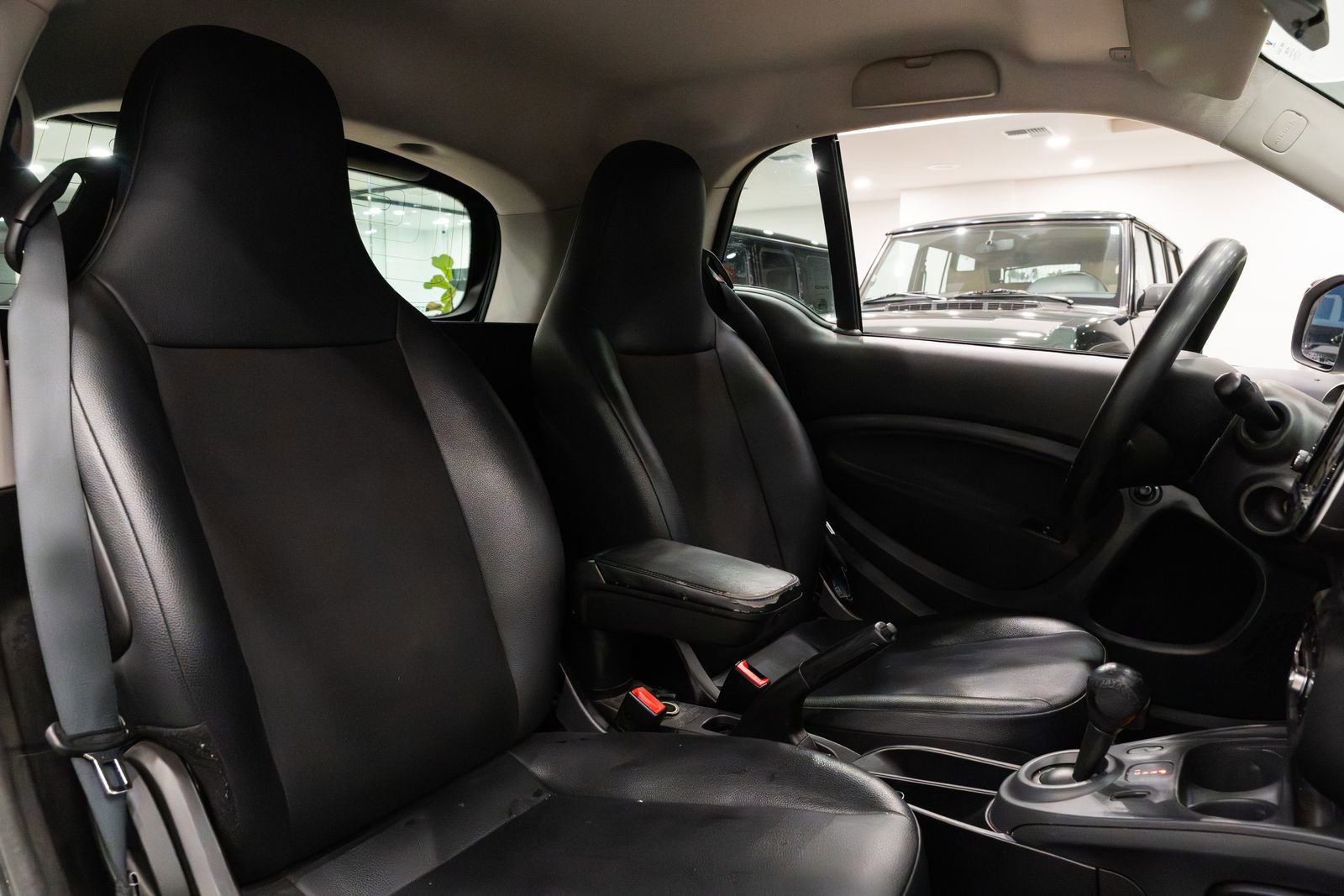 Used 2017 smart fortwo pure image 9