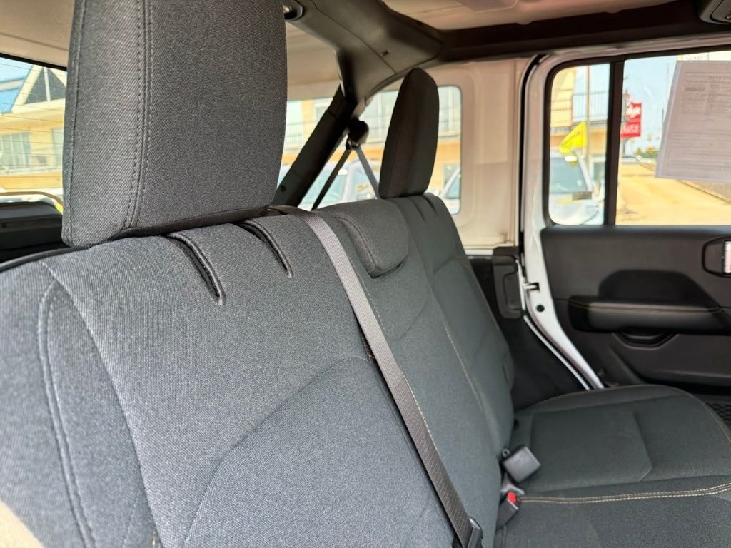 Used 2025 Jeep Wrangler Unlimited Sahara AWD/4WD image 12