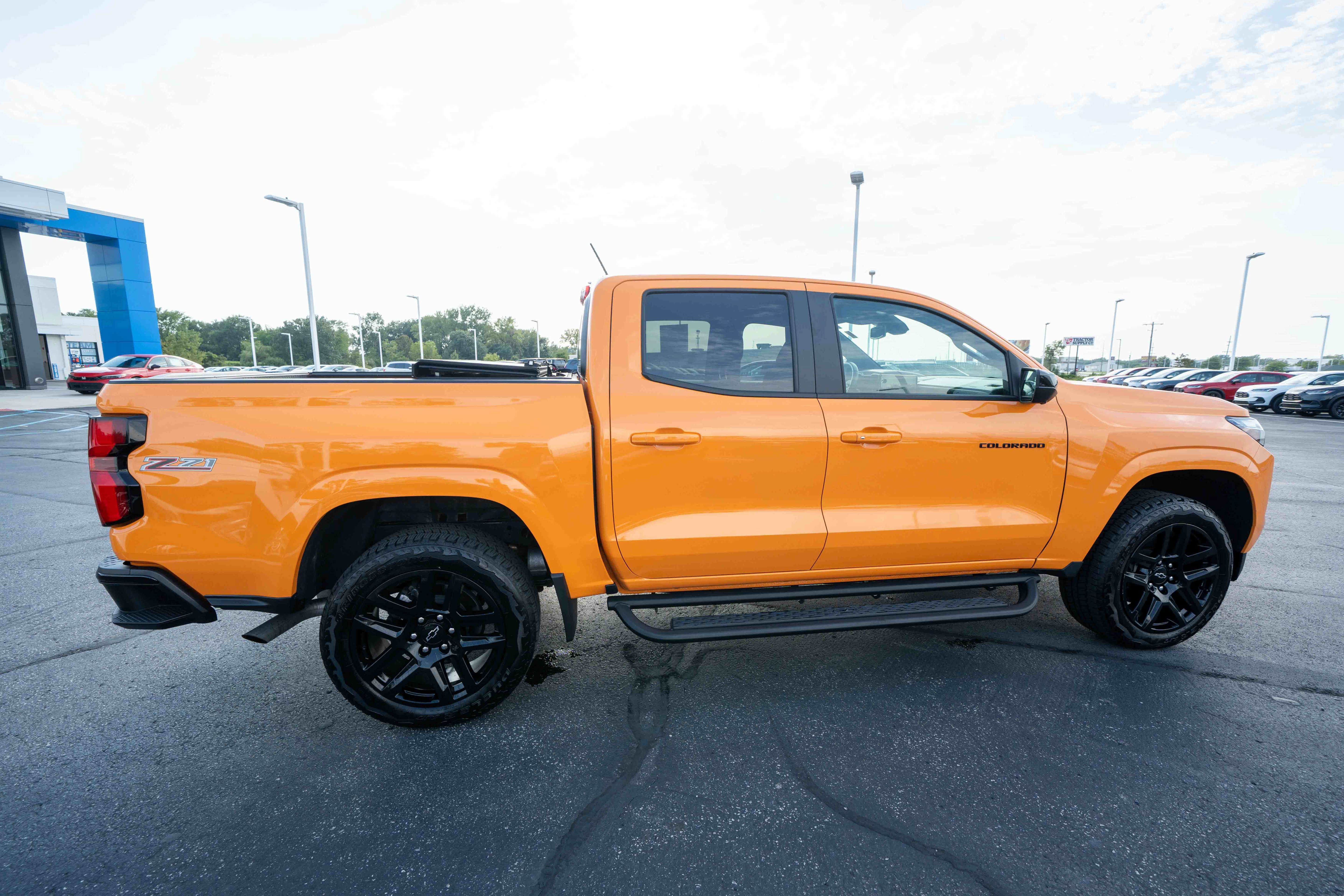 Used 2025 Chevrolet Colorado Z71 w/ Technology Package AWD/4WD image 6