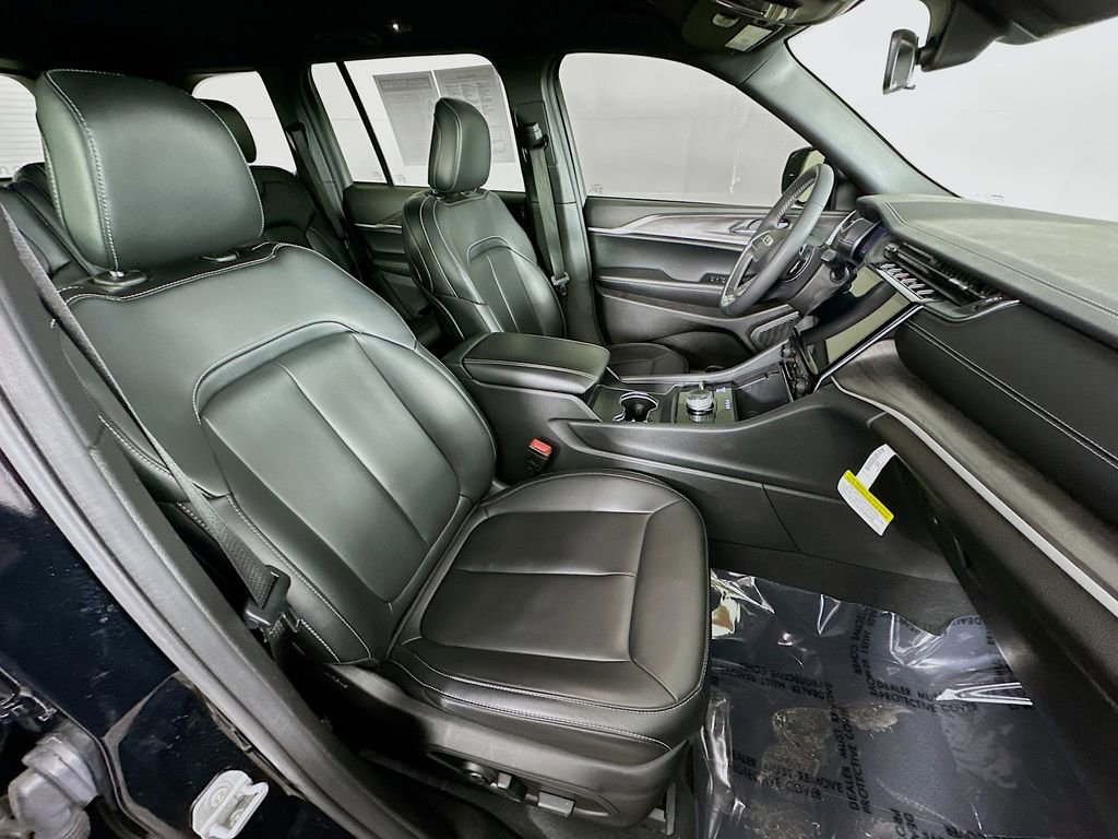 Certified 2025 Jeep Grand Cherokee Limited w/ Black Appearance Package image 36