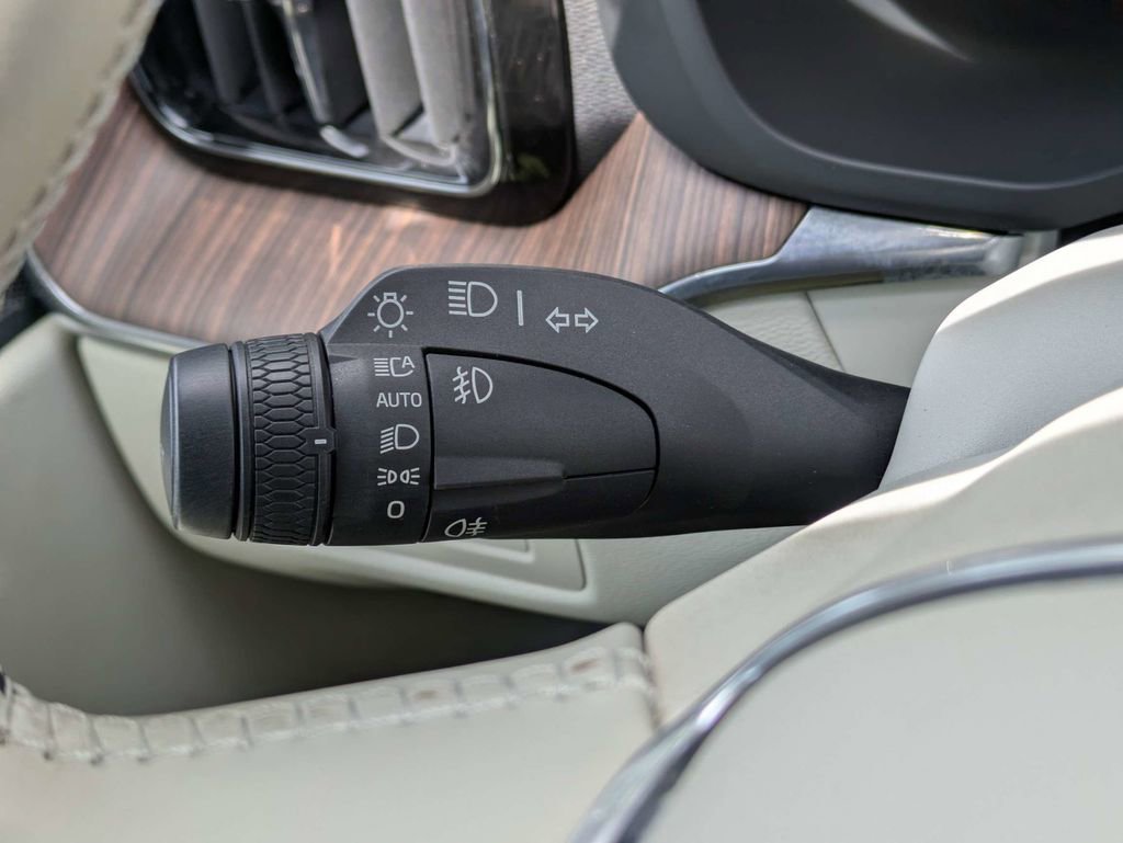 Certified 2022 Volvo XC60 B5 Momentum FWD image 34