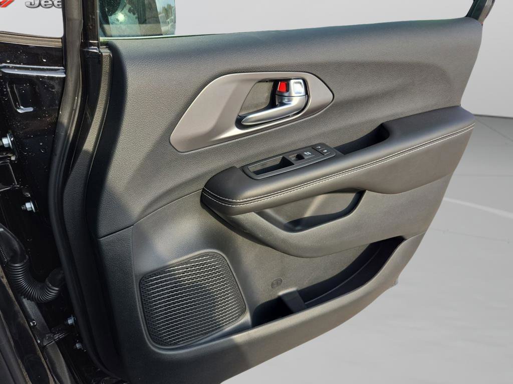 New 2026 Chrysler Pacifica Select FWD image 30