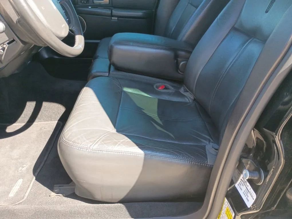 Used 2011 Lincoln Town Car Signature Limited image 9