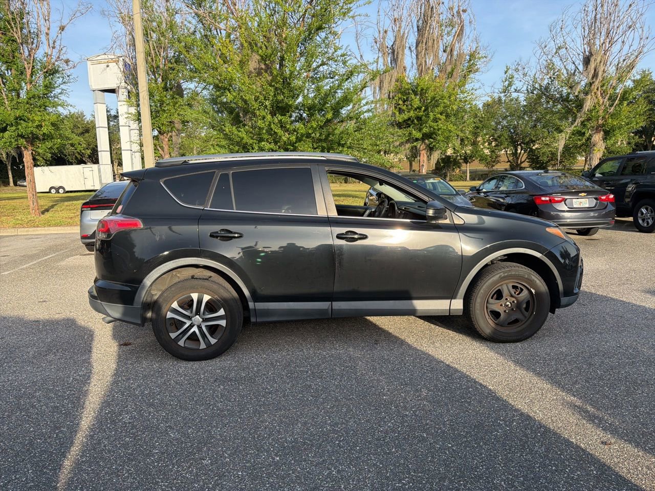 Used 2017 Toyota RAV4 LE FWD image 6