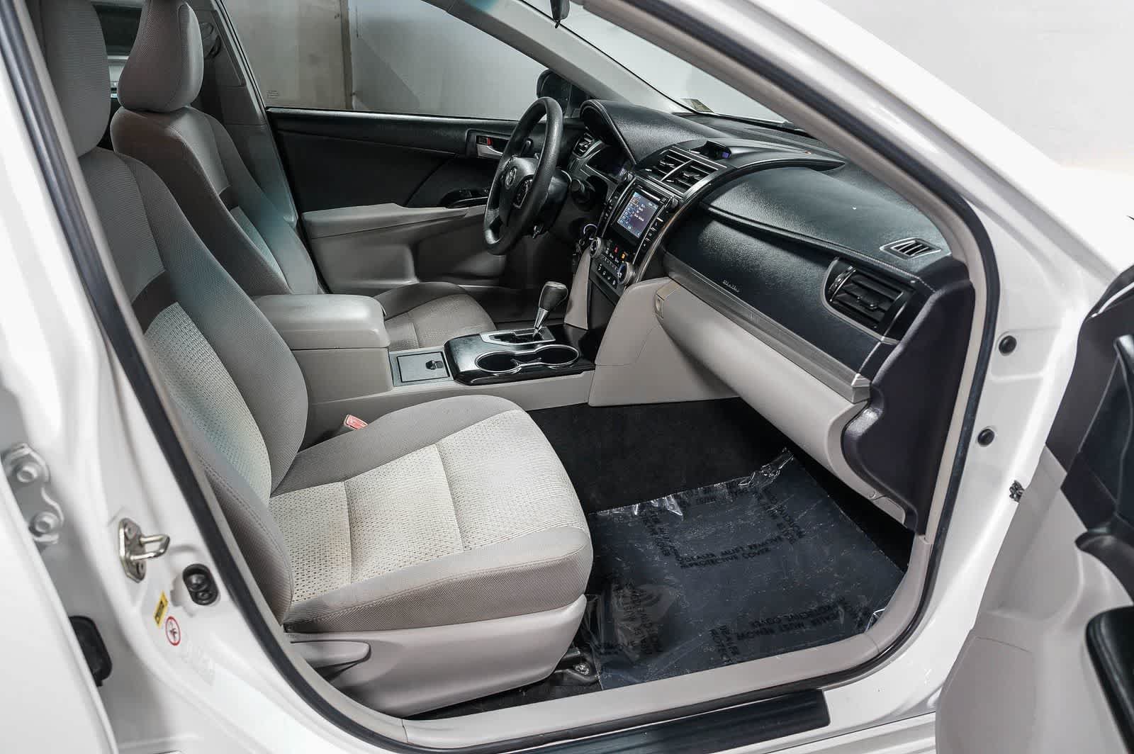 Used 2014 Toyota Camry LE FWD image 16