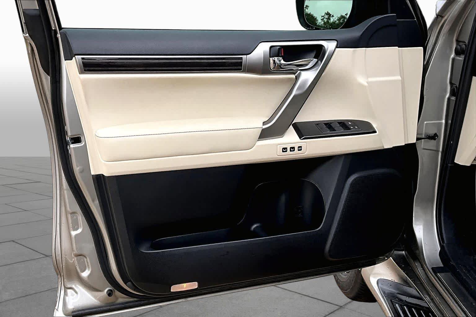 Used 2023 Lexus GX 460 Luxury w/ Sport Design Package AWD/4WD image 22
